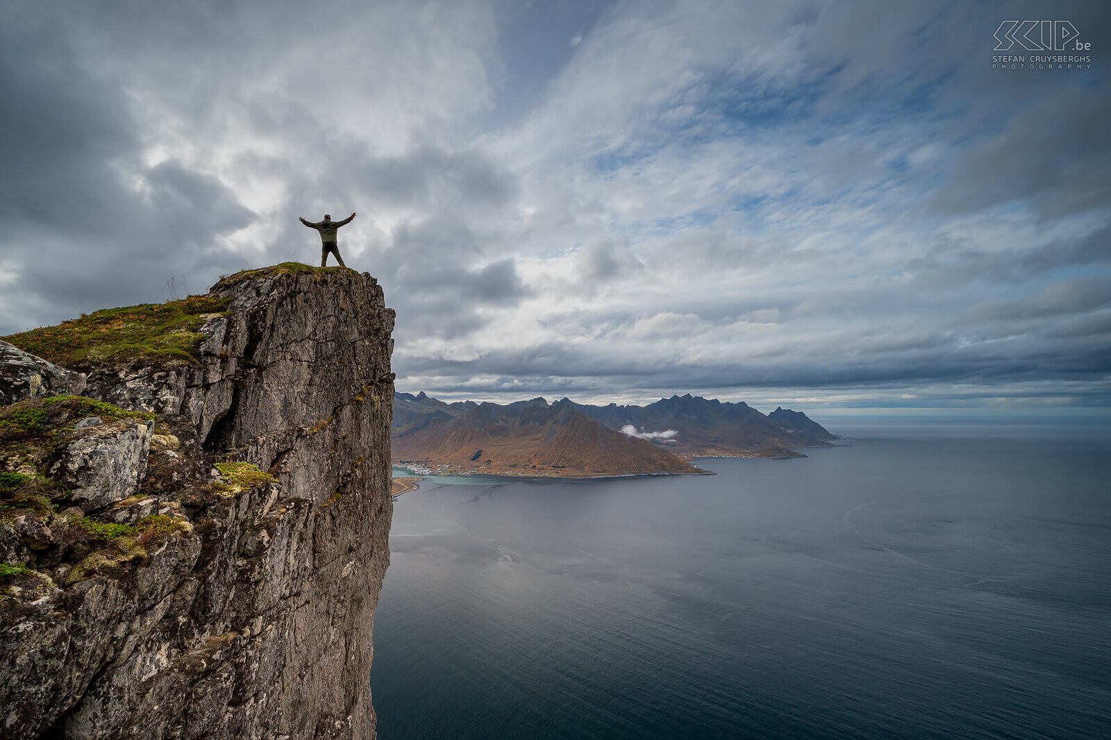 Noorwegen - Senja - Hesten - Mefjorden - Stefan Selfie op een rotswand van de Hesten met zicht op de Mefjorden en het dorpje Senjahopen aan de overkant Stefan Cruysberghs